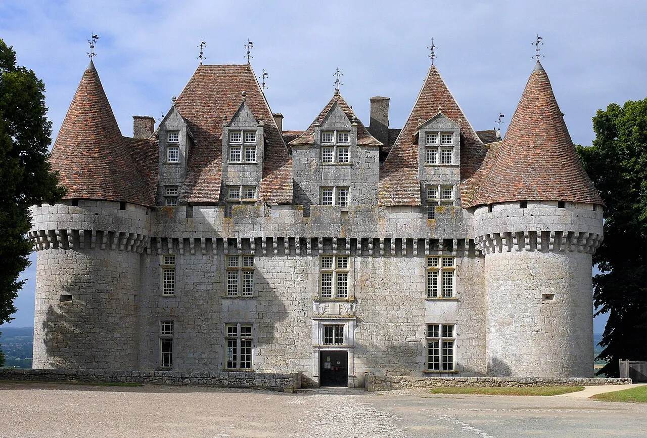 Château de Monbazillac vue d'ensemble depuis les vignes