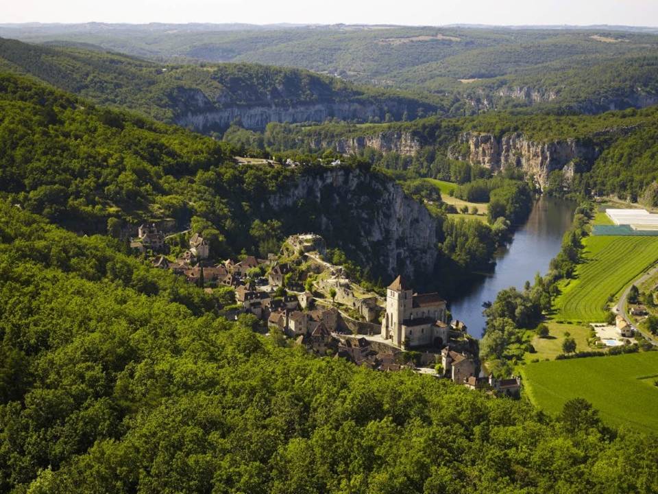 Choisir un camping au bord de la rivière en Dordogne : l'appel de la nature à l'état pur